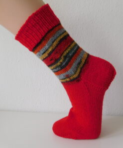 Handgestrickte Wollsocken Gr. 36 - Rot mit Streifenmuster im Bein Blau Gelb Grün