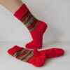 Handgestrickte Wollsocken Gr. 36 - Rot mit Streifenmuster im Bein Blau Gelb Grün – Bild 3