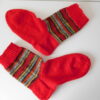 Handgestrickte Wollsocken Gr. 36 - Rot mit Streifenmuster im Bein Blau Gelb Grün – Bild 4