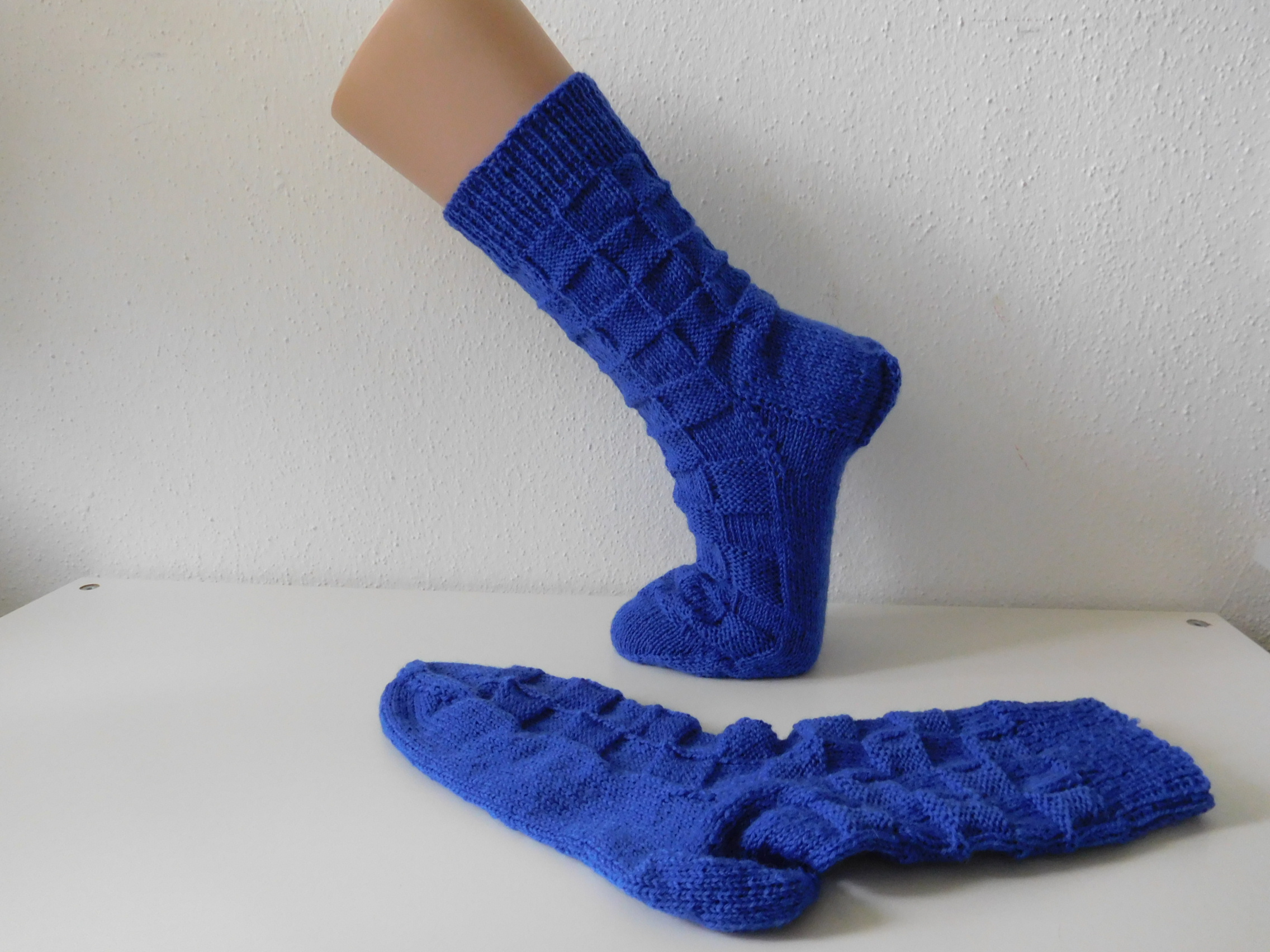 Handgestrickte Wollsocken Gr. 43 – Royal-Blau-uni – Bild 2