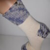 Handgestrickte Wollsocken Gr. 39 - Wollweiß im Clowndesign lila gestreift