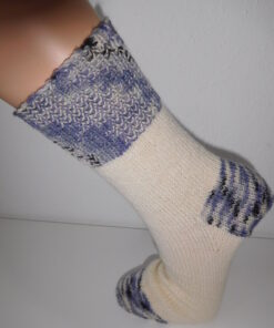 Handgestrickte Wollsocken Gr. 39 - Wollweiß im Clowndesign lila gestreift