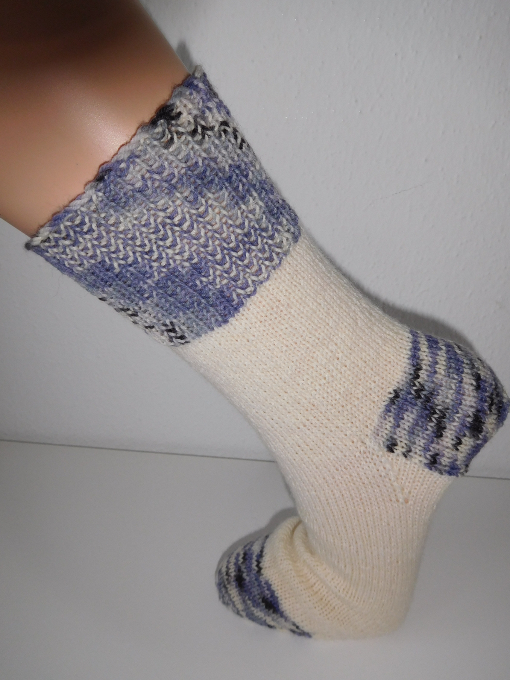 Handgestrickte Wollsocken Gr. 39 - Wollweiß im Clowndesign lila gestreift