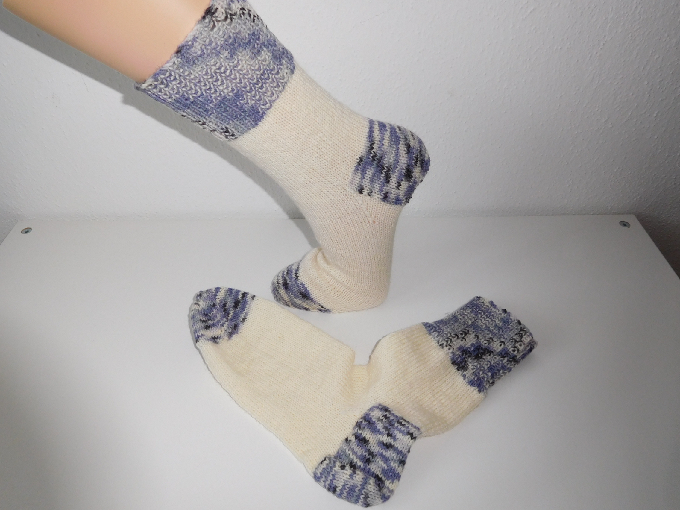 Handgestrickte Wollsocken Gr. 39 - Wollweiß im Clowndesign lila gestreift – Bild 2