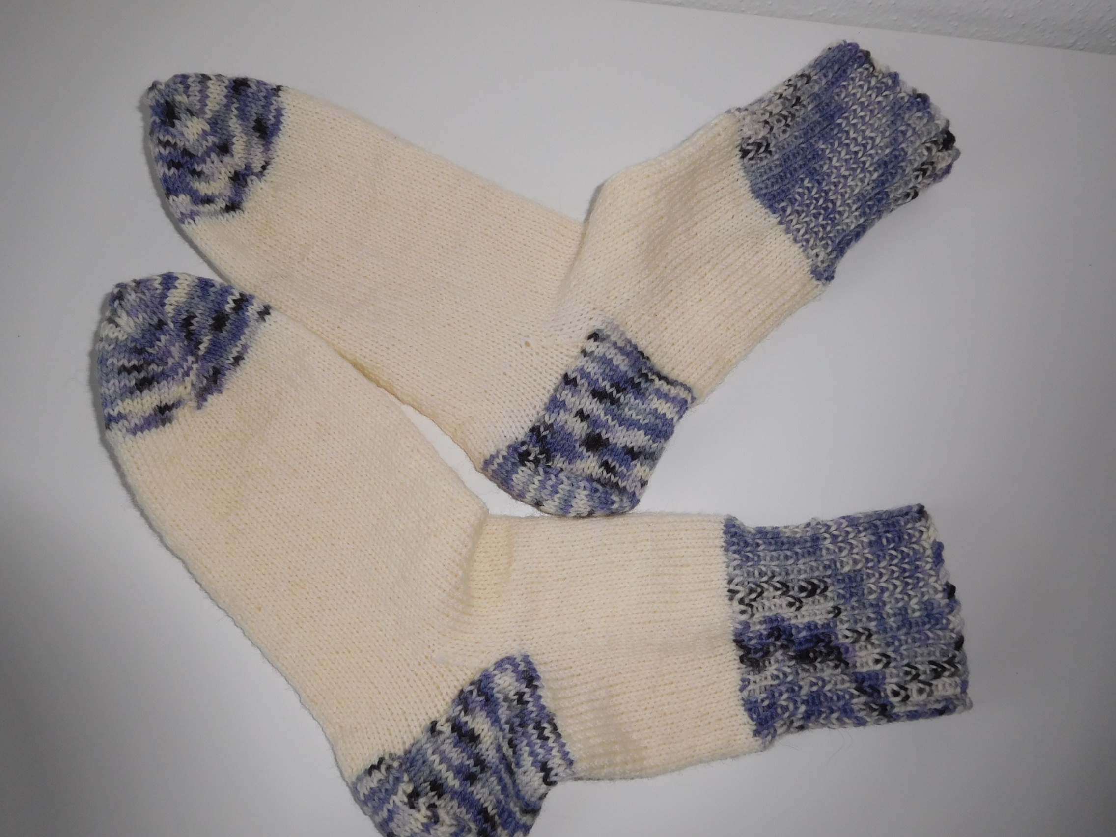 Handgestrickte Wollsocken Gr. 39 - Wollweiß im Clowndesign lila gestreift – Bild 4