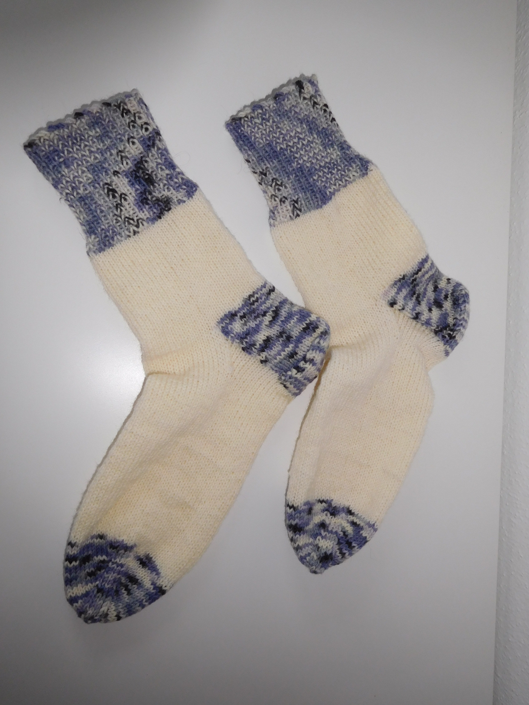 Handgestrickte Wollsocken Gr. 39 - Wollweiß im Clowndesign lila gestreift – Bild 3